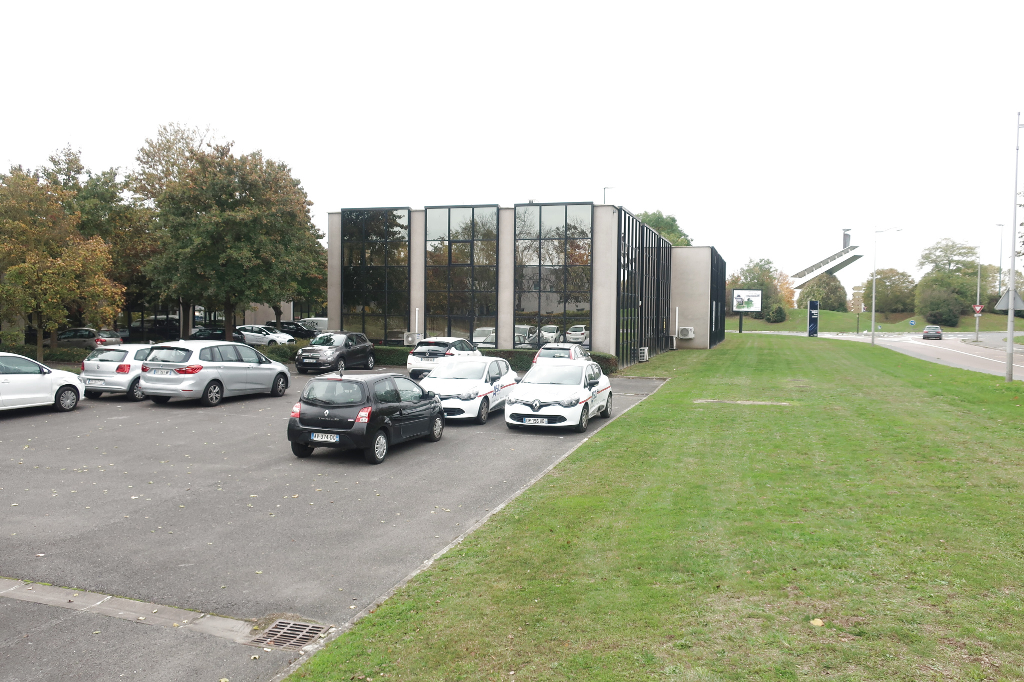 A REIMS BEL ENSEMBLE DE 3 BUREAUX 120m2 + EMPLACEMENTS DE PARKINGS