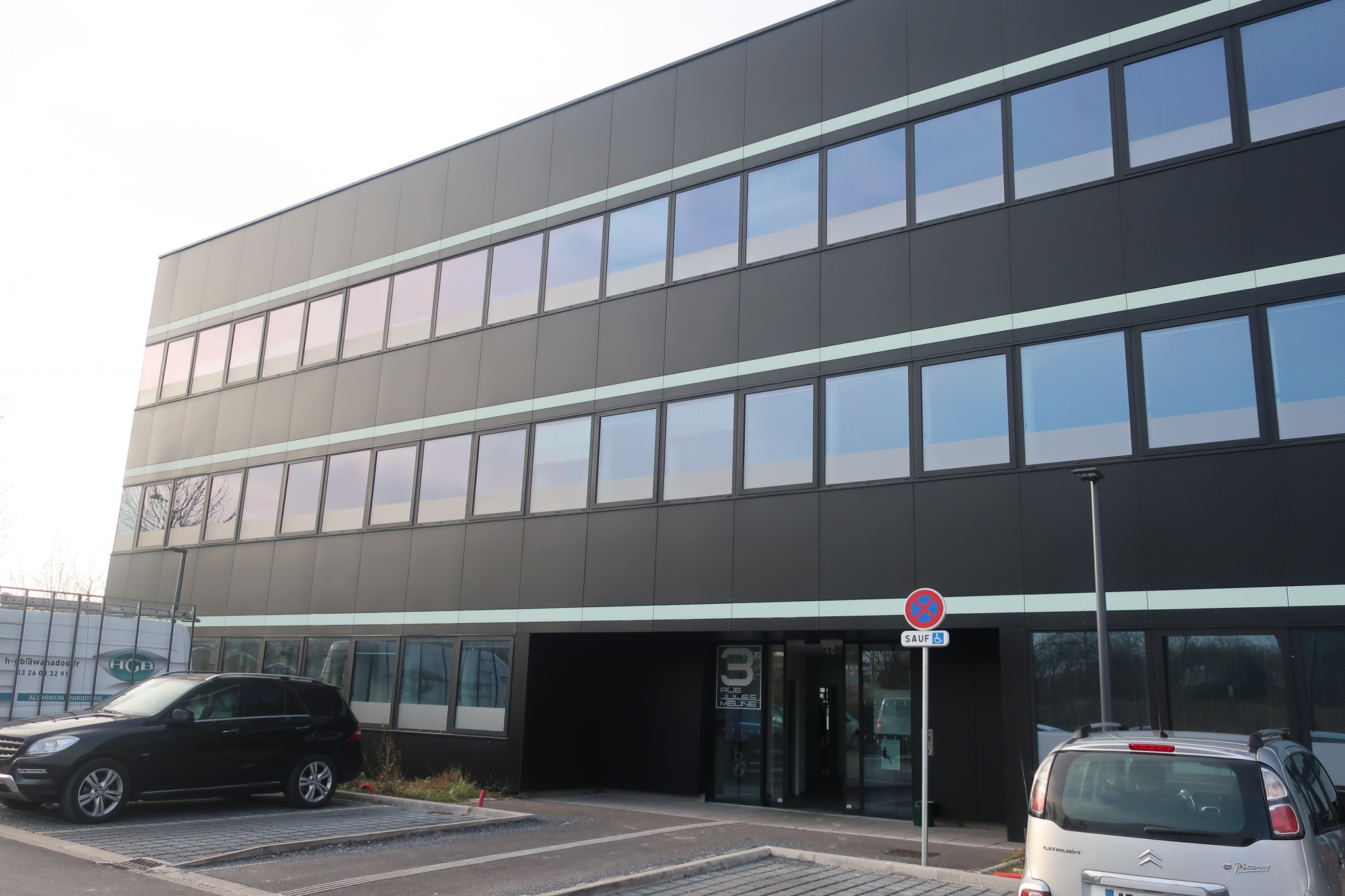 Local Professionnel 95m2 BEZANNES